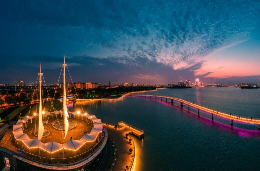 望湖角位于金鸡湖东南角,上有最标志性的金水湾栈桥,如果选择步行则可