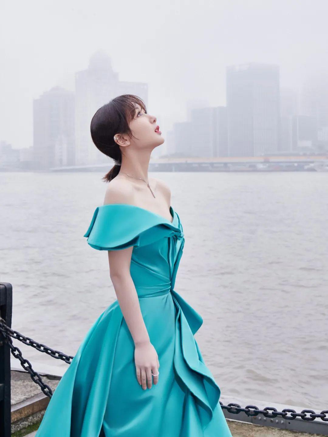 杨紫壁纸:一袭湖绿抹胸长裙现身芭莎红毯,化身外滩最明亮的色彩