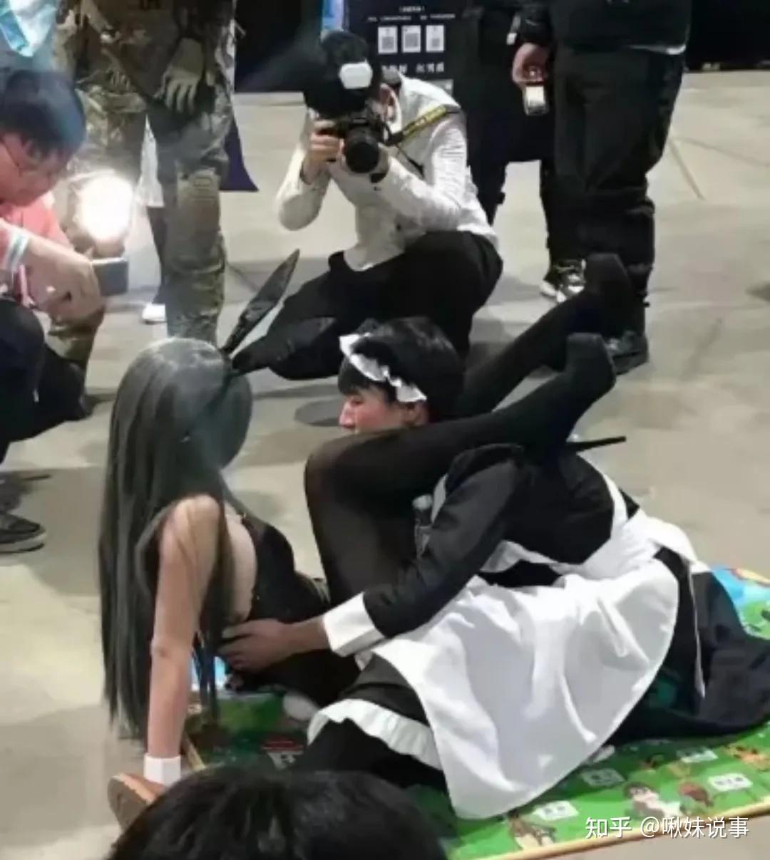 强行合影被分手广州萤火虫漫展事件持续发酵