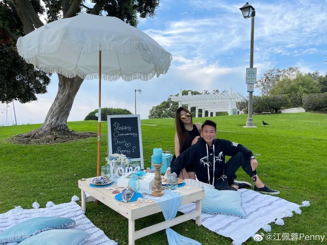 2012年由母亲介绍,陶喆和白富美江佩蓉相恋,江佩蓉比陶喆小18岁,据悉