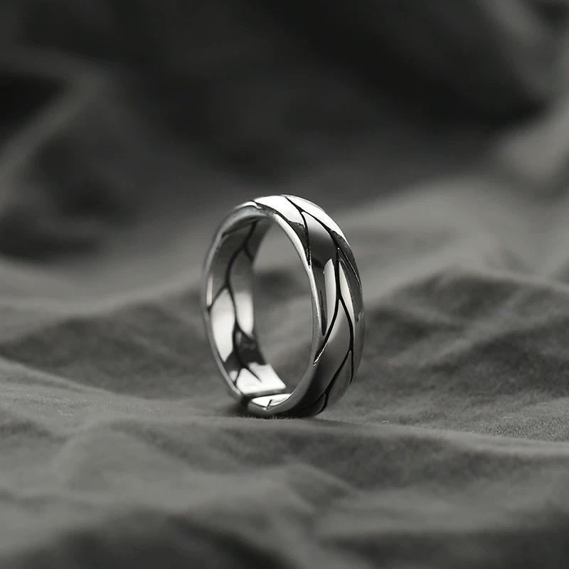 梦见戴戒指的男人，解读梦境中的情感密码与象征意义