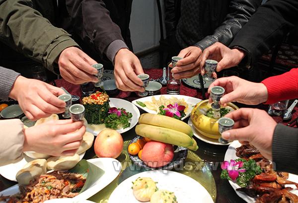 春节期间饭局多,喝白酒应该注意什么?