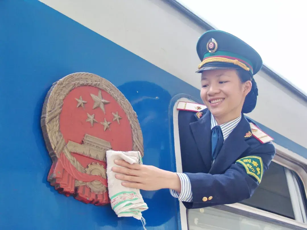 铁路新制服正式亮相!小哥哥小姐姐实拍来啦