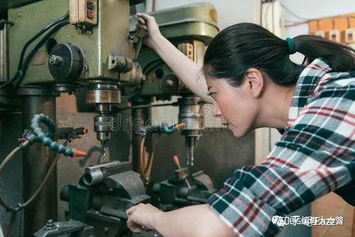 一名女孩從大學畢業後在機械行業幹了十年背後經歷讓人辛酸