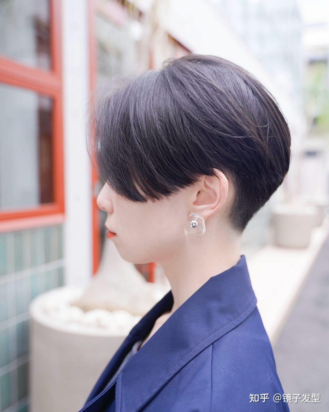 两侧掏空搭配推后脖短发,时尚有型还有回头率,夏季你值得拥有