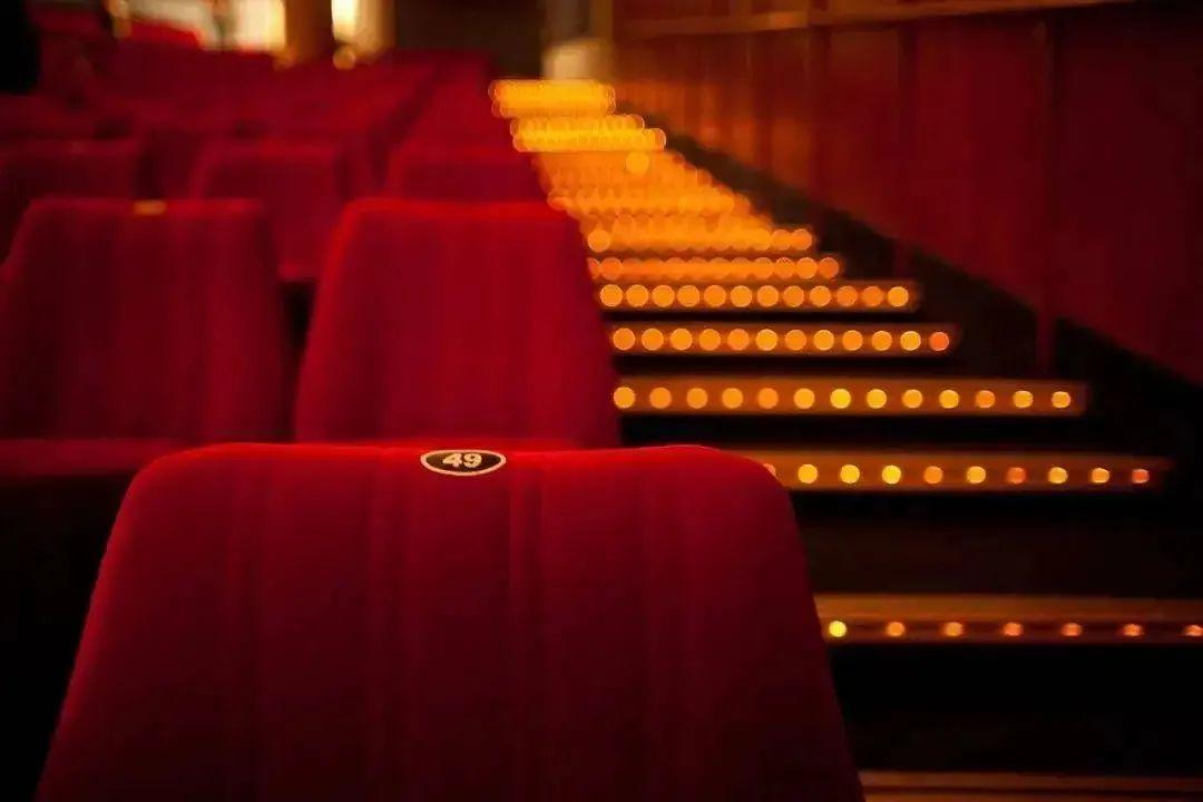 疫情前,2019年全国电影票房642亿元,放映电影494部,其中国产片373部