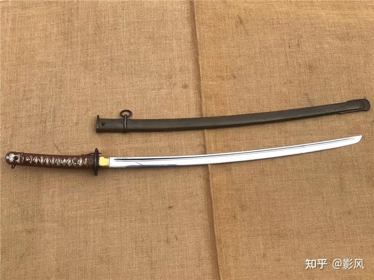 这种规格化量产军刀,虽然日本人称之为"铁棒",意思就是毫无美感的机制