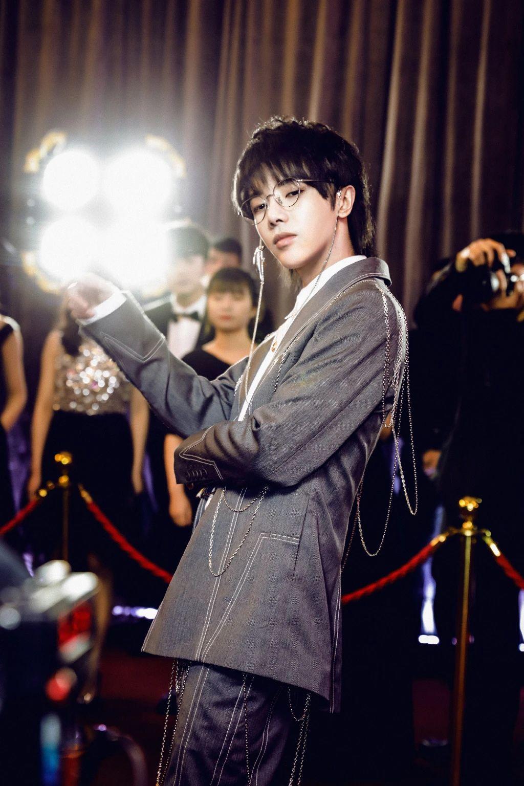 华晨宇壁纸他在红毯灯光中款款而现灰色雅痞风西装超帅气