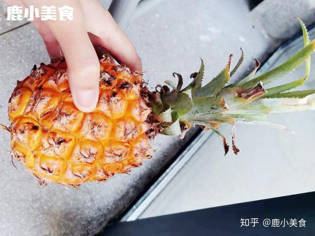 怎么挑选菠萝肉多又甜 v2-3c092a4c14ada1849346d6899cd1916f_r.jpg
