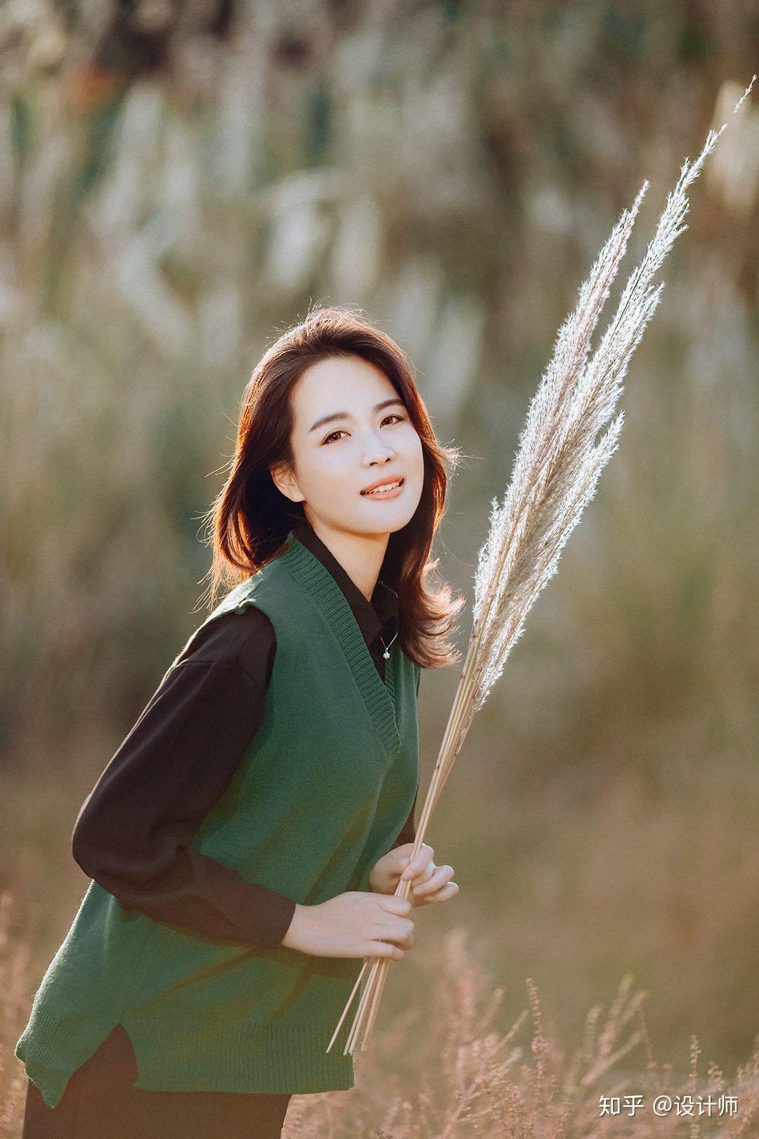 中年女士拍照,这7个通用姿势用起来,拍照尽显你的优雅和气质美