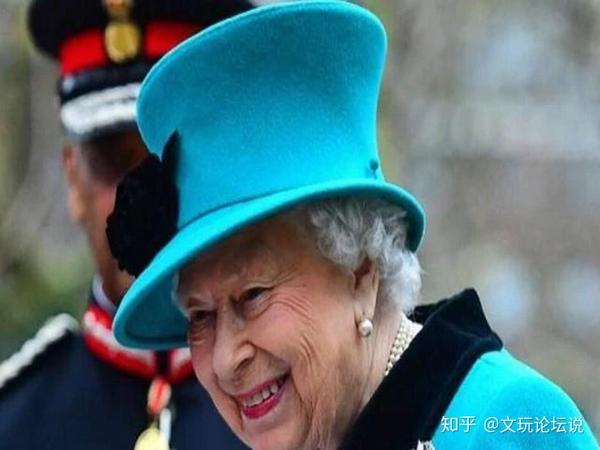 2019英国慈善机构爆料英国女王居然身着绿松石礼服来访简直是美爆了