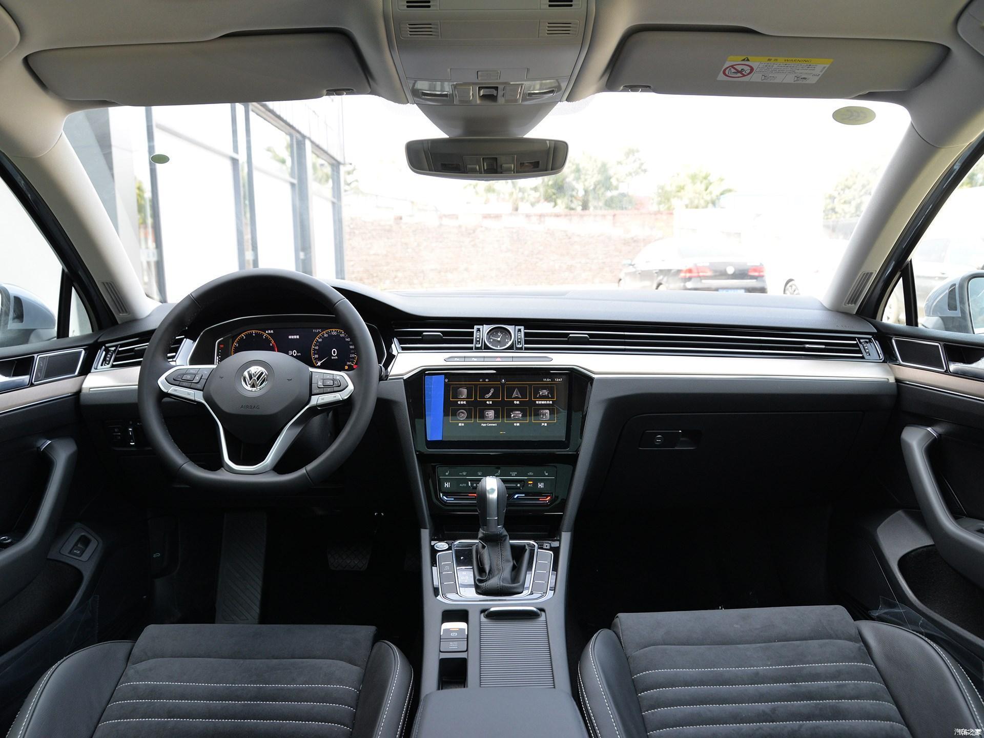 新款迈腾内饰与老款差别不大,稳重有质感的内饰符合绝大多数用户的