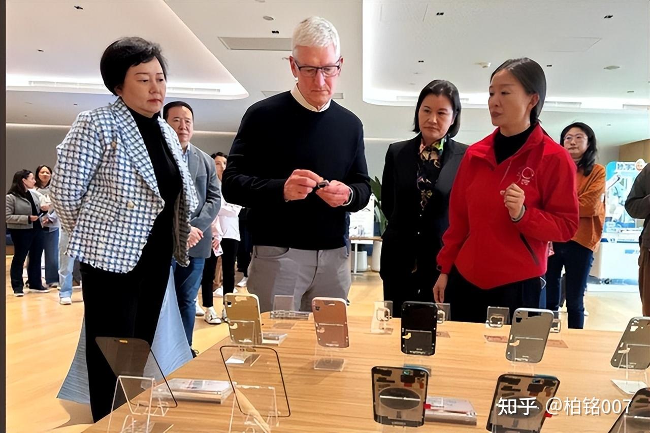 iphone不好卖了,库克赶紧与中国消费者牵手,还见了中国供应商