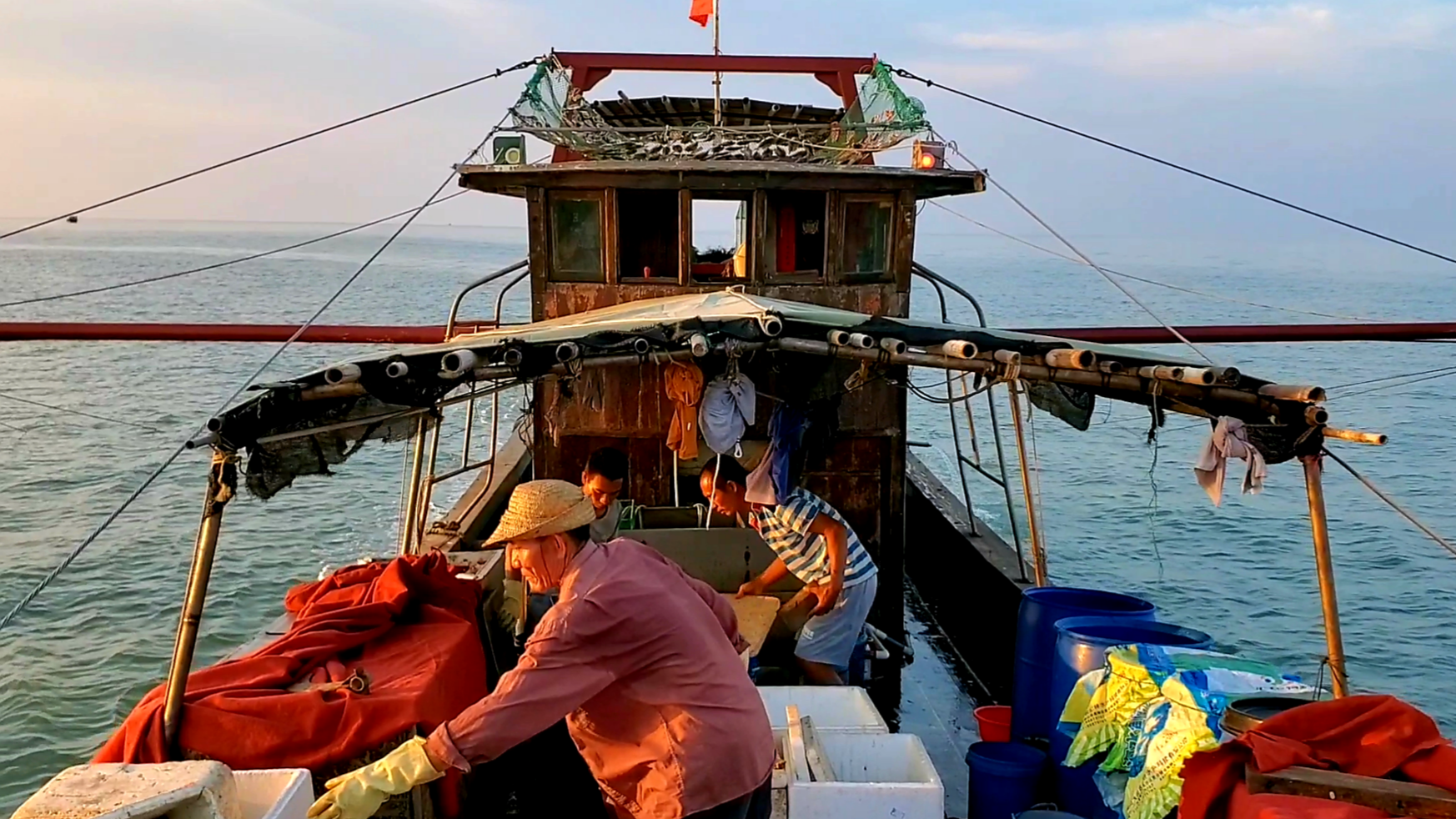 豪哥这次要发财了收获各种鱼虾蟹数之不尽满载而归