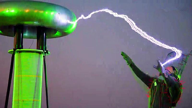 专门寻求雷劈的科学家他亲身体验200万伏闪电的暴力打击