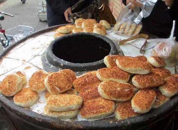 一家3口做黃橋燒餅,每天供應附近4個小區居民的燒餅 味道正宗