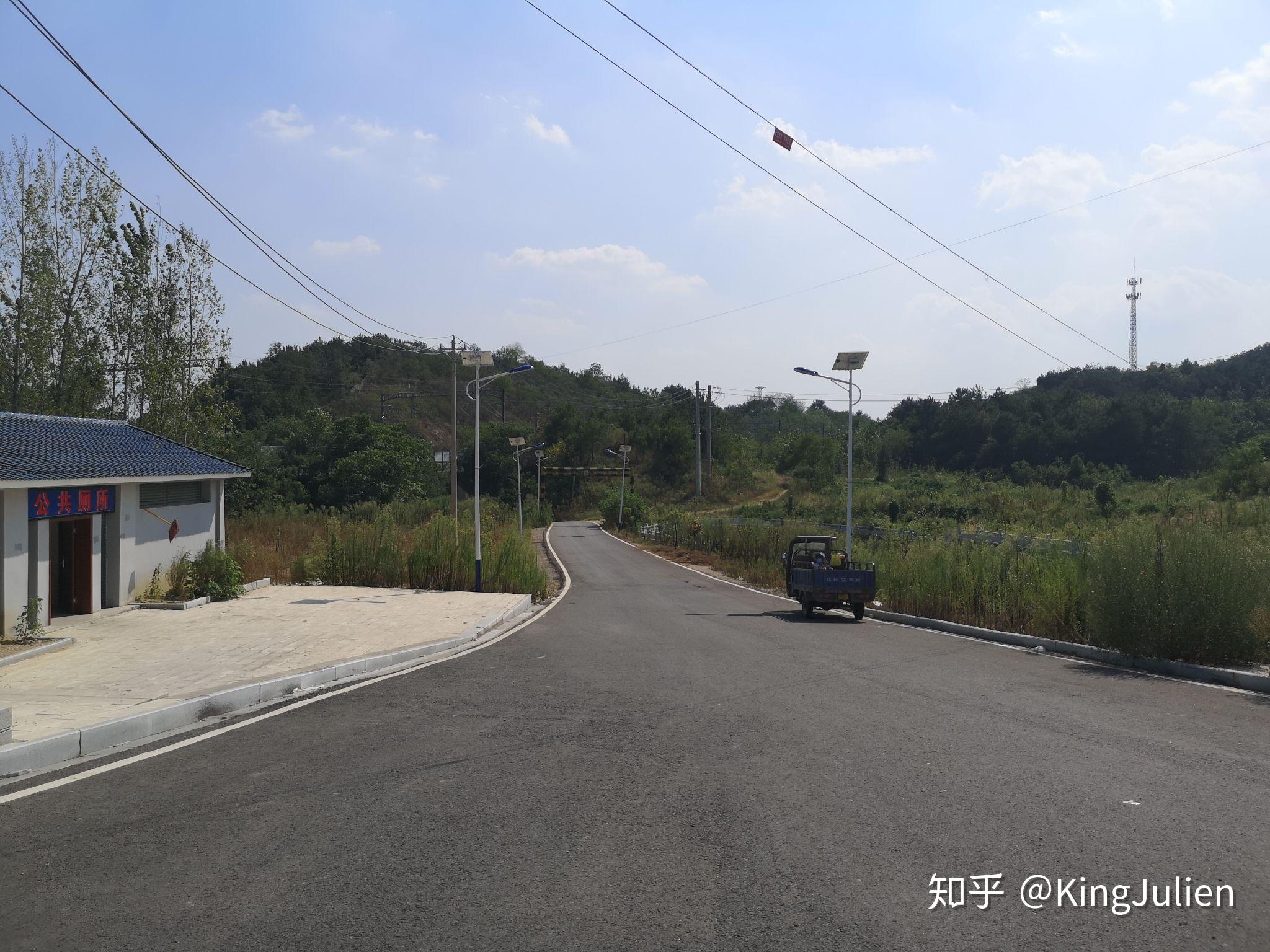 火車站路(從西向東視角)位於紅安西站站前的道路為火車站路,也是車站