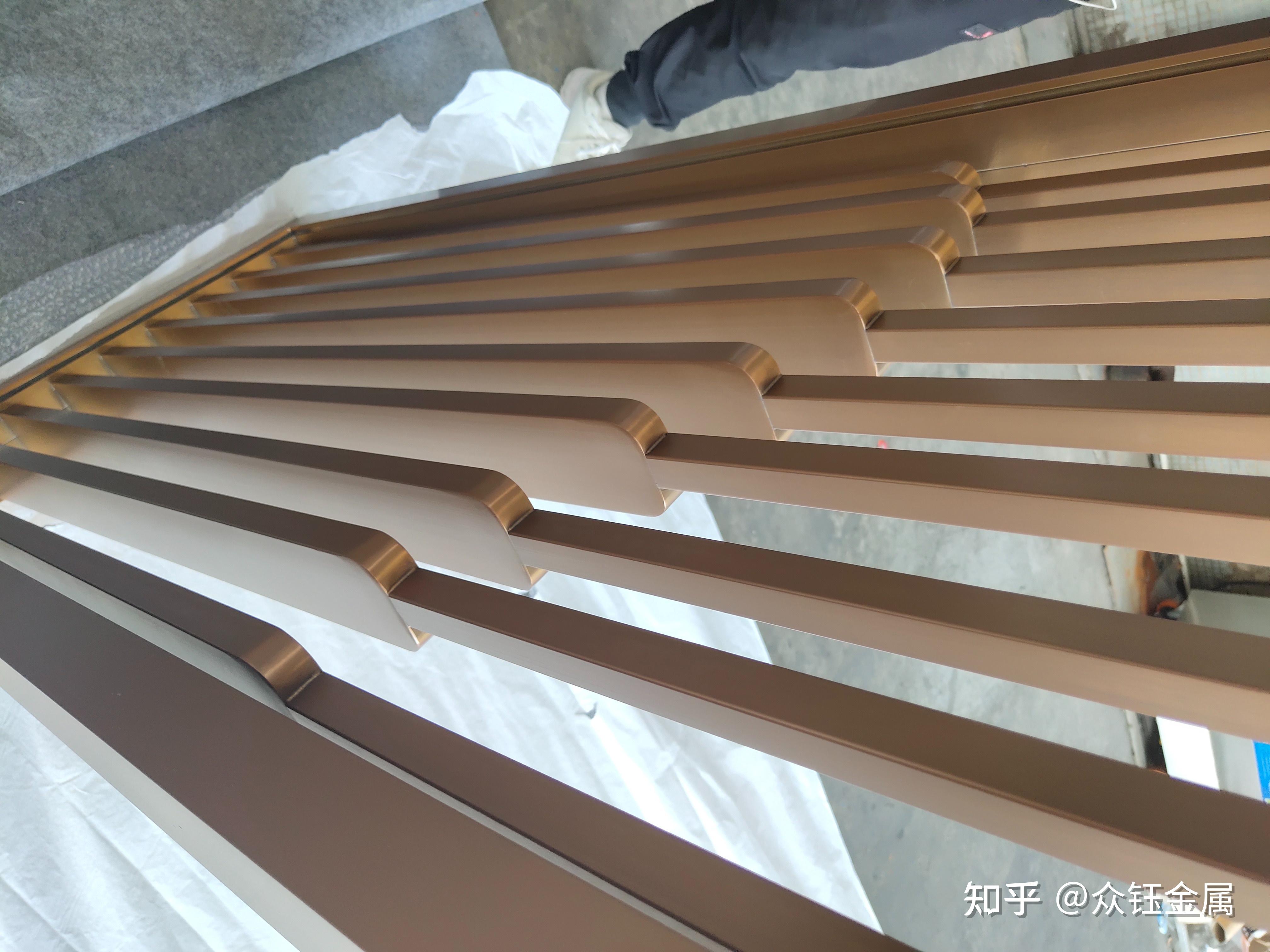 拉丝仿古铜不锈钢屏风匠心独运