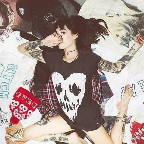 2015年8月与知名核队bring me the horizon的主唱oliversykes举行婚礼