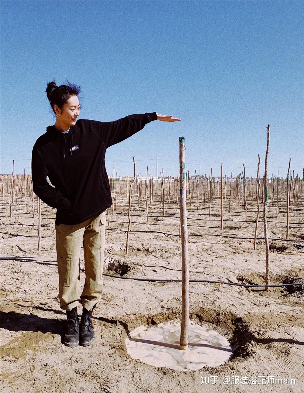 刘雯私服真酷穿男装t恤搭短靴男友力爆棚再配条工装裤才到位