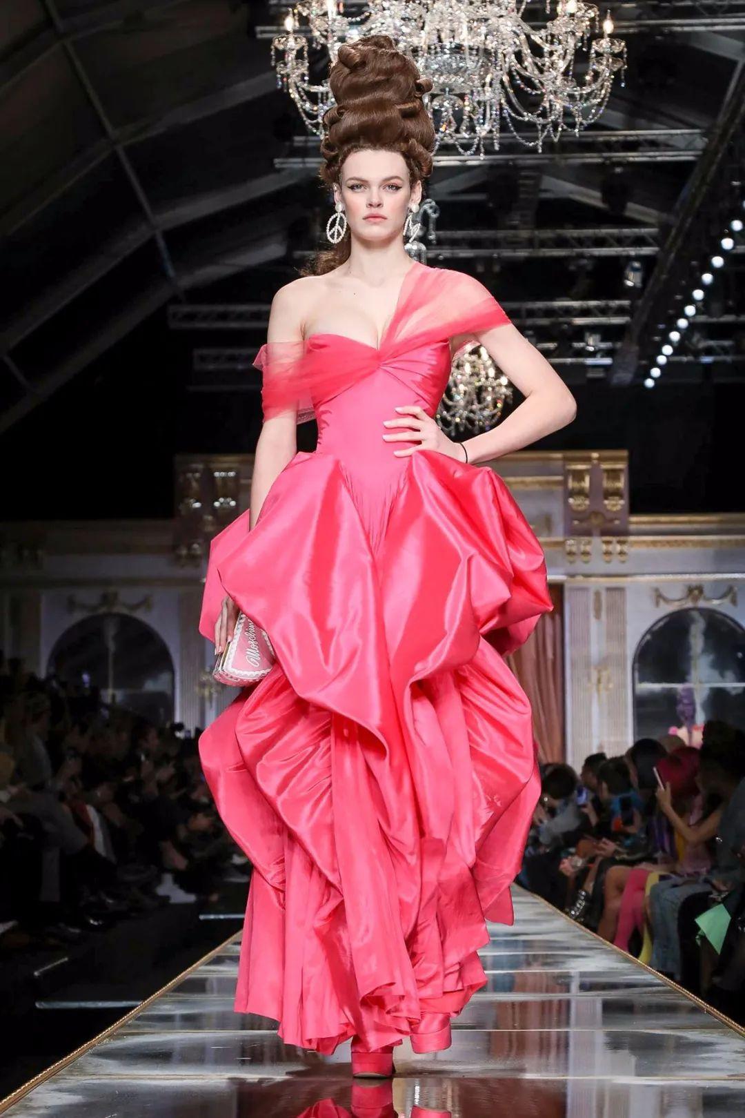 moschino 2020秋冬系列通过18世纪复古华丽的洛可可风延续了jeremy