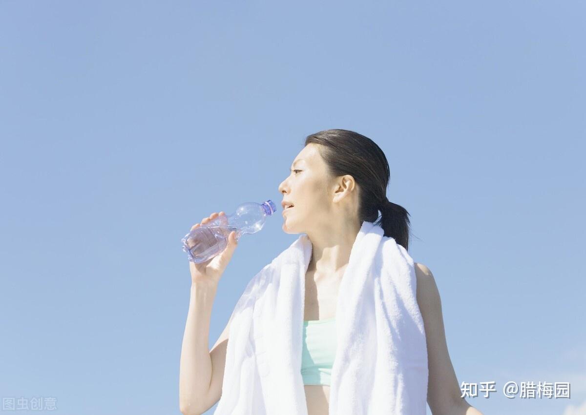 健身后喝水的迷人女性视频特效素材-千库网