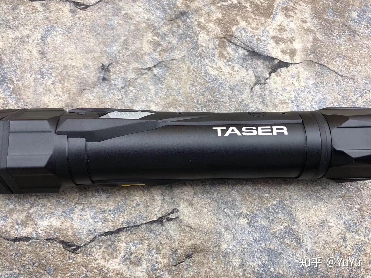 灰色按钮控制手电亮度开关; 黄色按钮控制电击开关-必须在点亮手电的