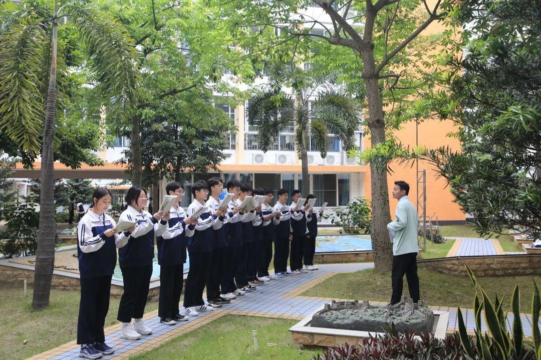 独特的校徽你就是行走的美丽风景学校校徽以文化人以德育人文德的校服