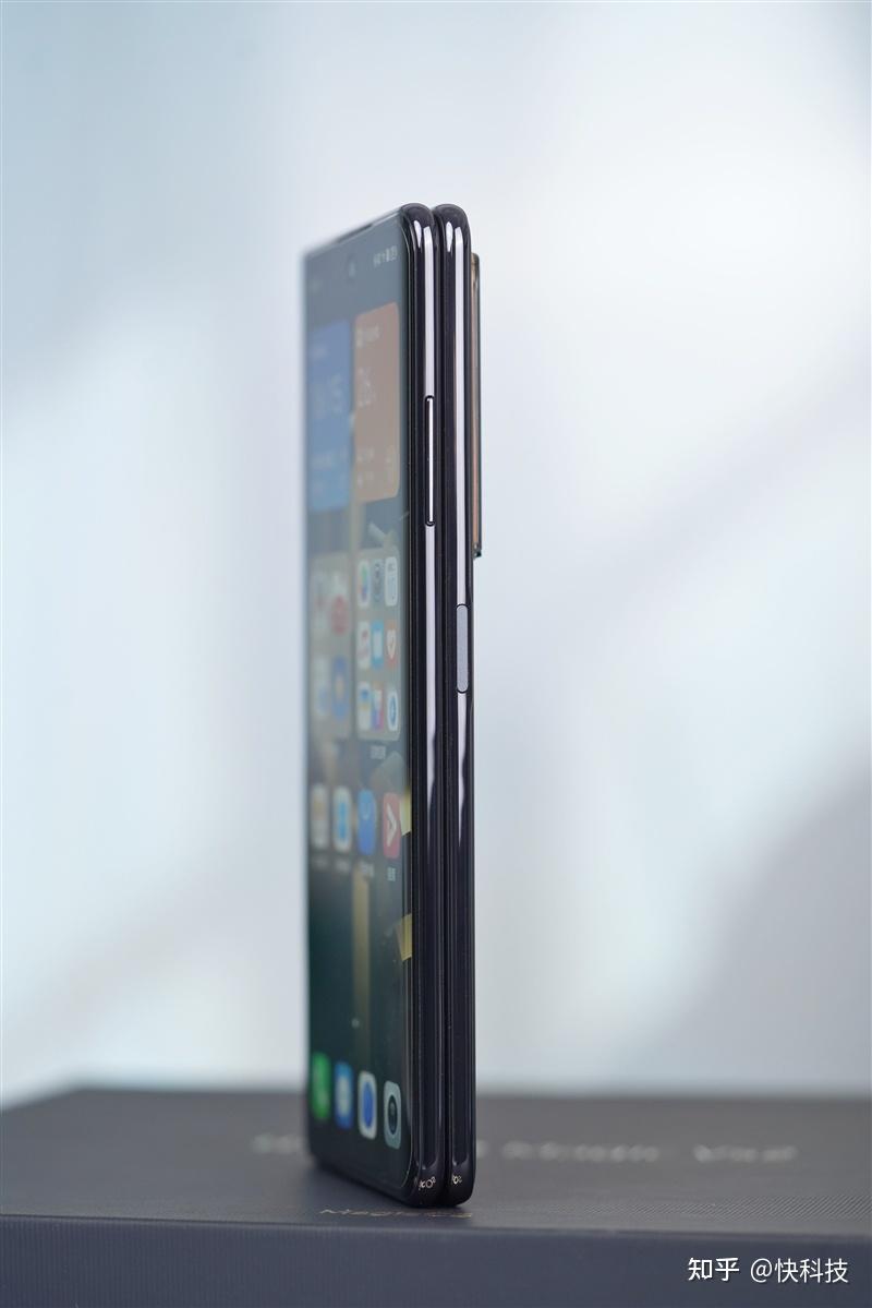 我们拿到的配色是绒黑色,机身背板辅以细腻绒砂羽纤工艺,看上去类似