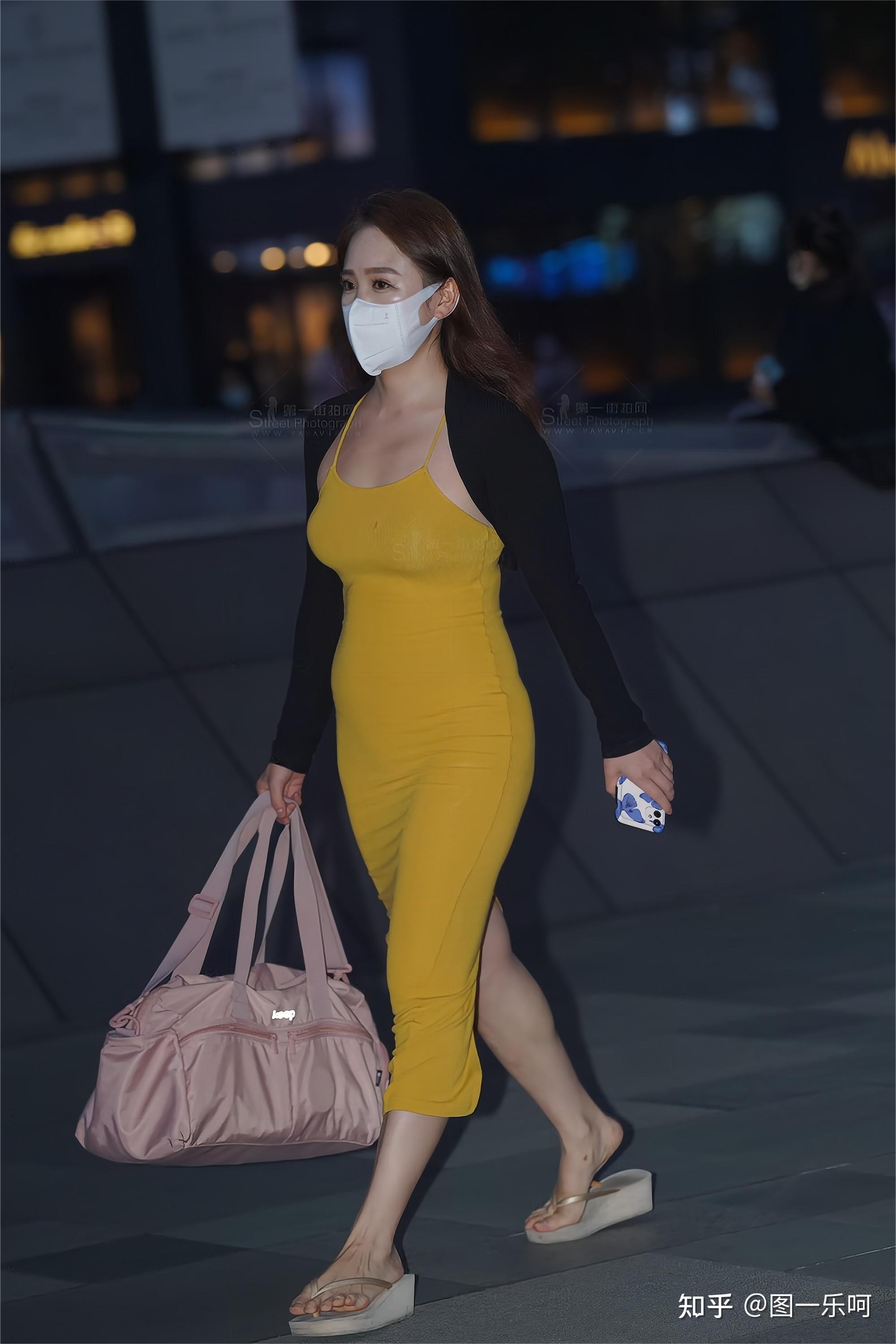 街拍:美女黑色小衫搭配黄色吊带紧身连衣裙,知性又优雅