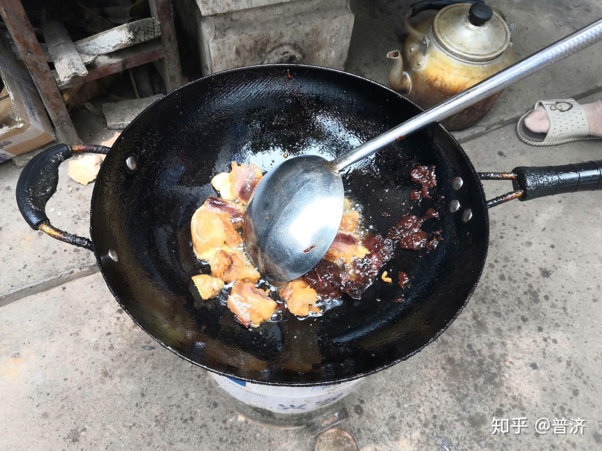 信阳光山的传统老菜腊肉焖老鳖