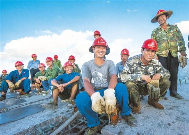 《新时期产业工人队伍建设改革方案》,提出突出产业工人思想政治引领