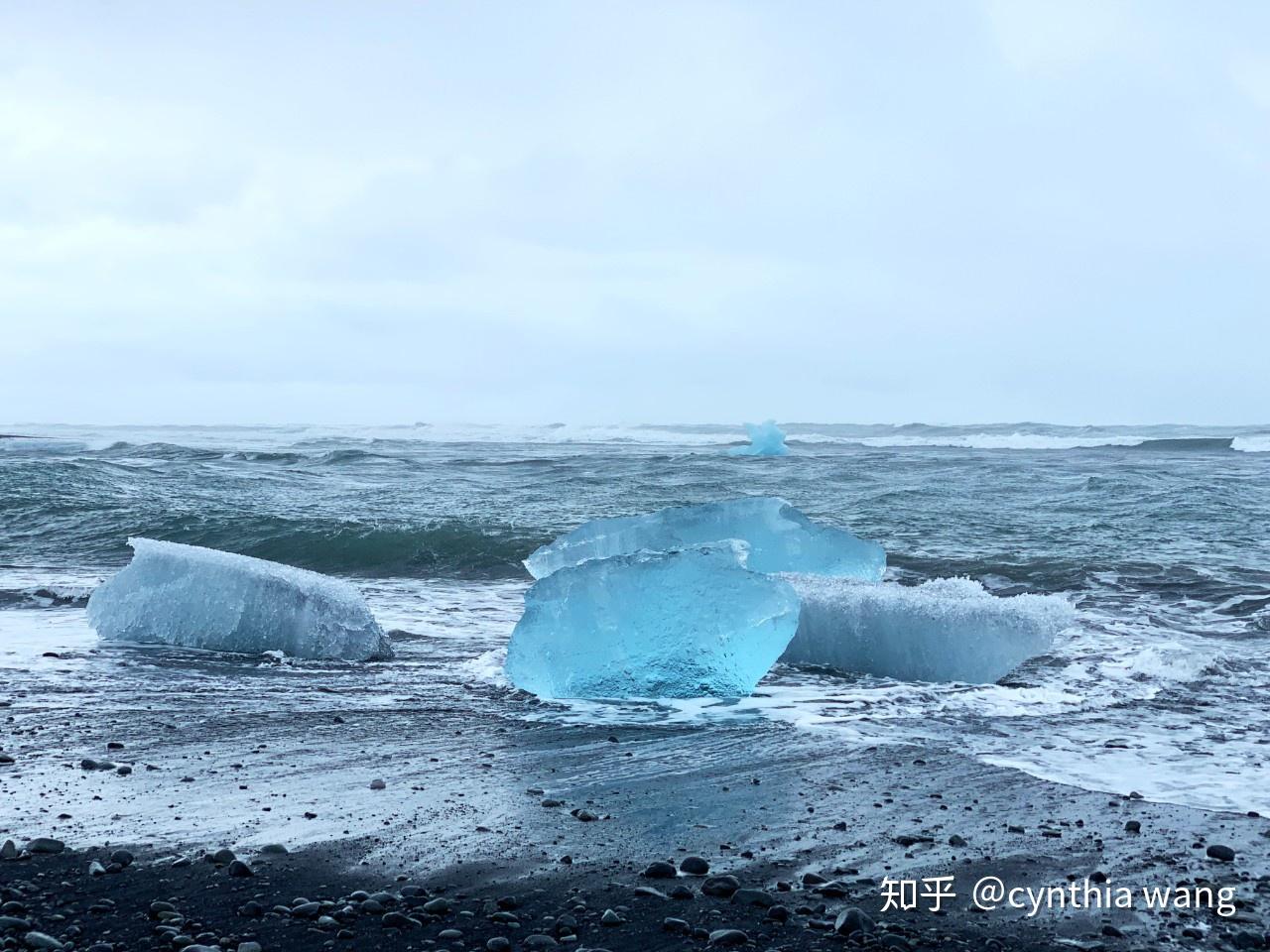 实际上,冰河湖形成于上世纪30年代,成因是冰川的大量融化.