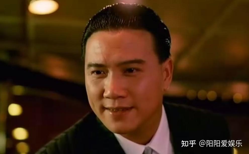 后来万梓良的生意终于失败了,每天面临很多追债的人,再加上自己母亲得