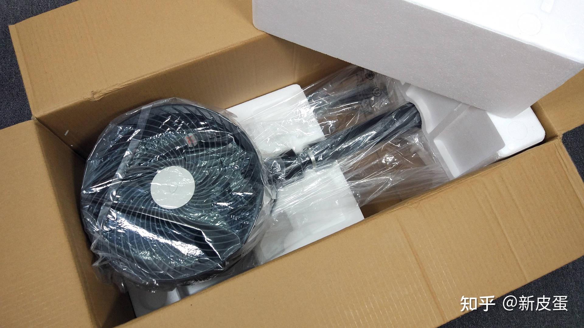 风扇的外包装比较简洁,采用的是常见的瓦楞纸包装设计.