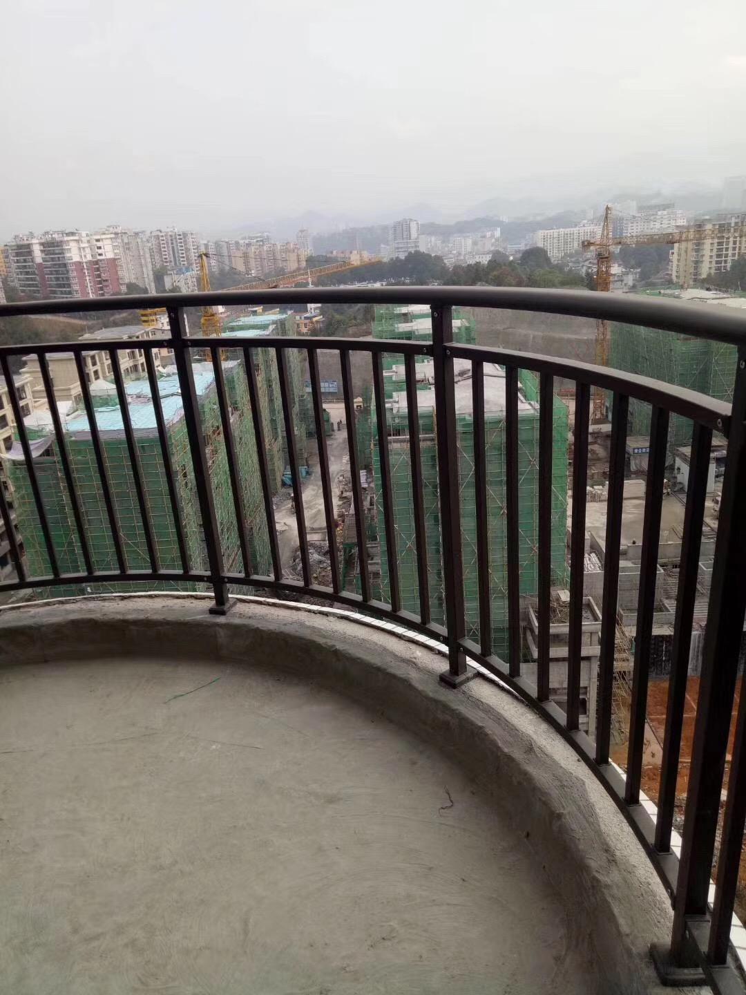 阳台栏杆可以拆吗 v2-3d34a0c2d9f14efb95917252fc05fc42_1440w.jpg?source=172ae18b