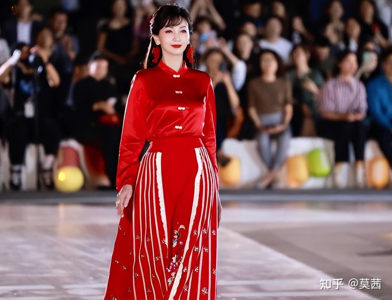 53岁性感尤物雪姨冲上热搜,年过半百身材依旧火辣,网友直呼雪姐