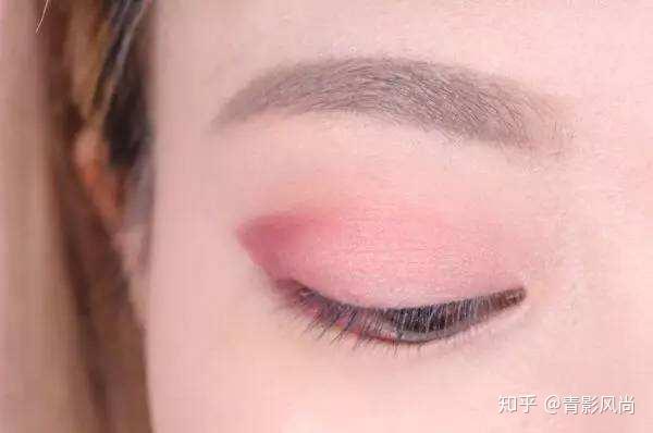 小倒勾式眼影画法是选用较深色眼影,顺着双眼睑的折痕线从眼尾向眼头