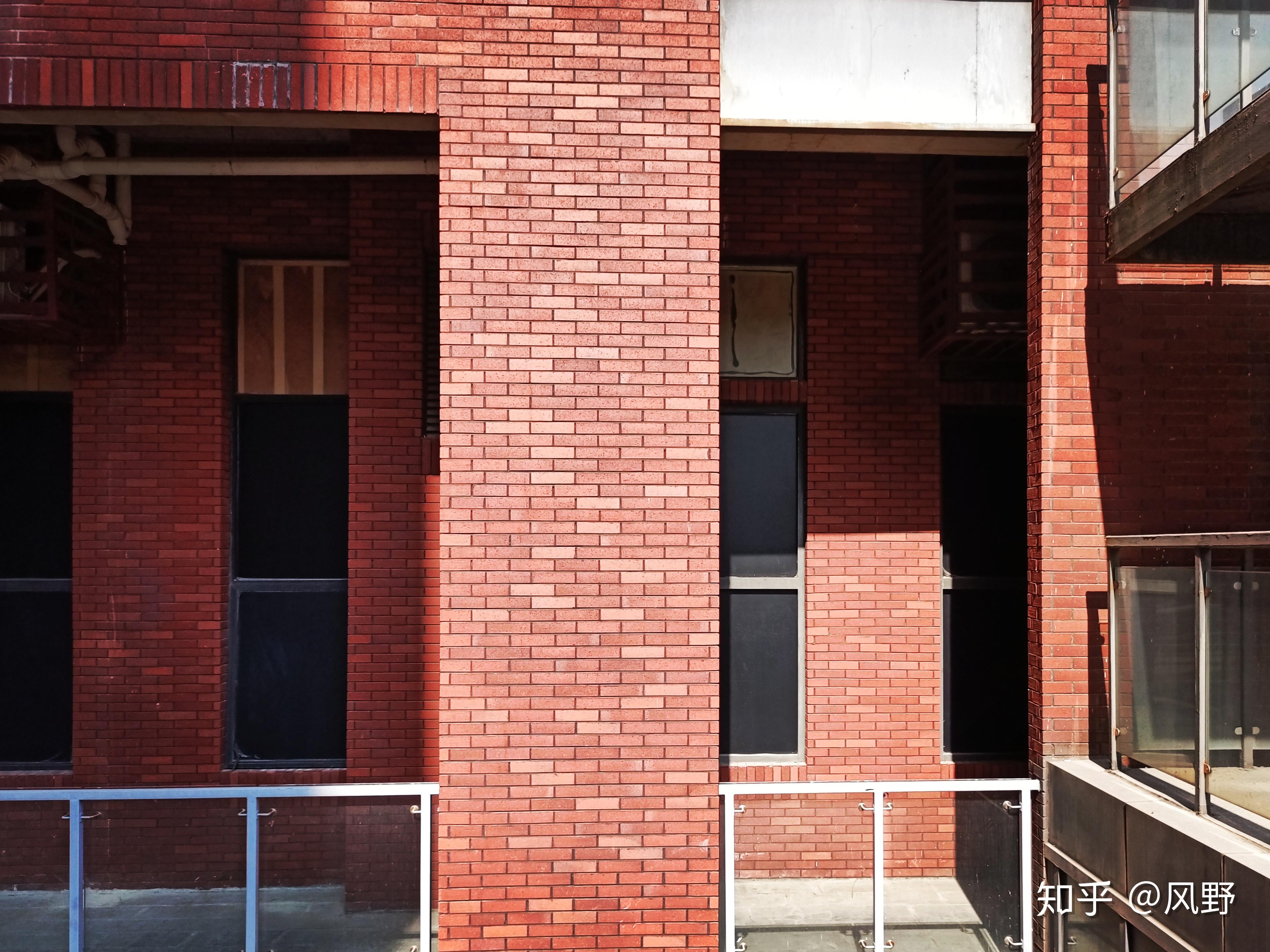 大浪时尚小镇阳光下的红砖墙有点复古的韵味