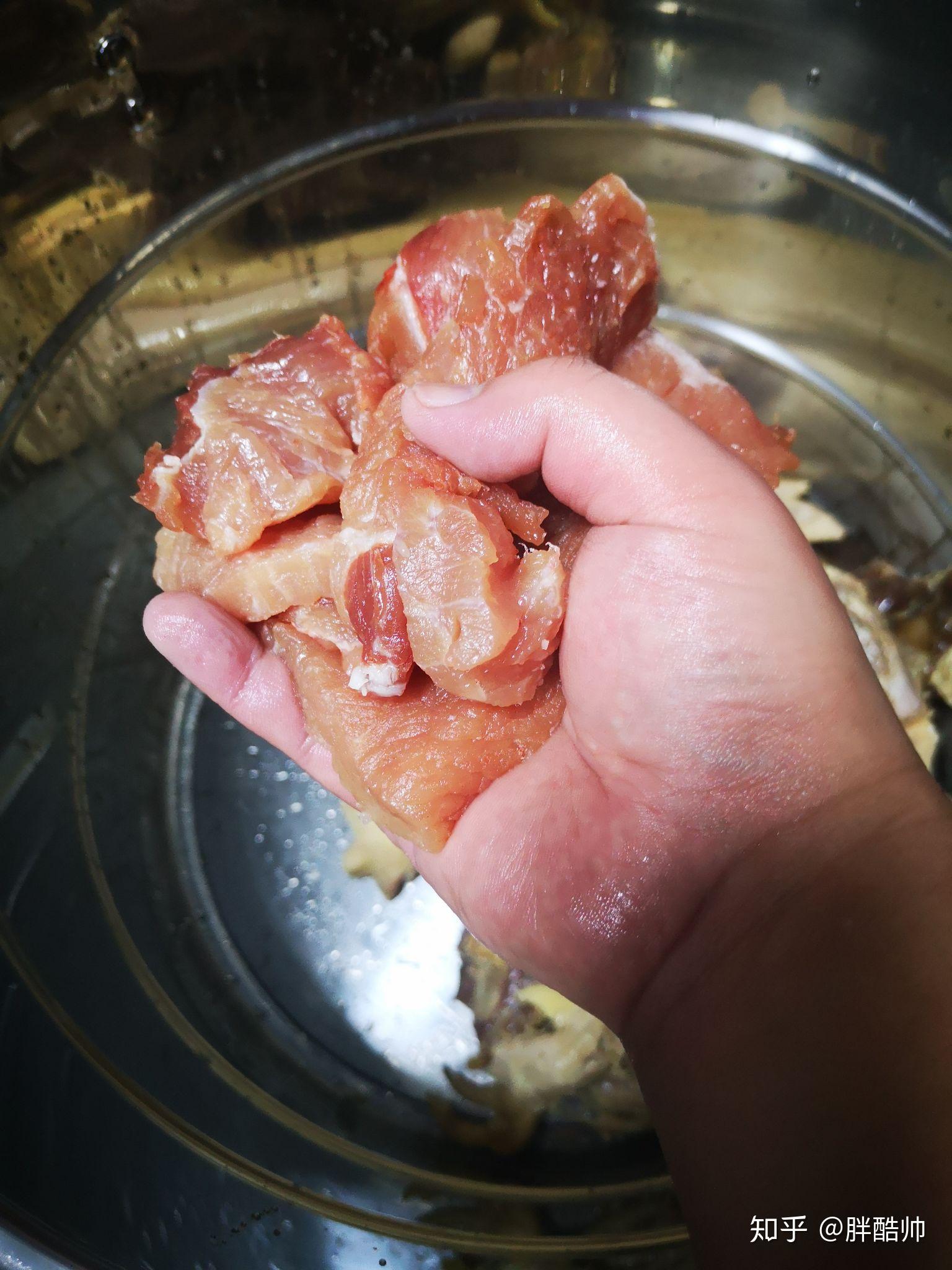 把鸡,火腿骨以及刚才切边修角剩下的瘦肉一起放进崭新锃亮的高档