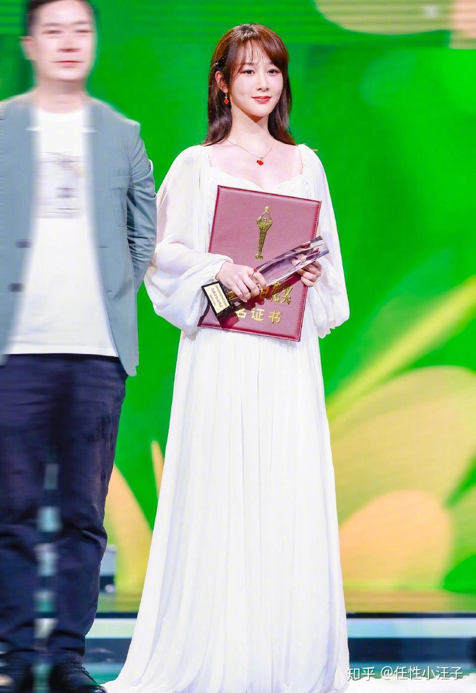 杨紫身着芥黄阔肩袖长裙出席百花奖,明艳动人,气场十足 - 知乎