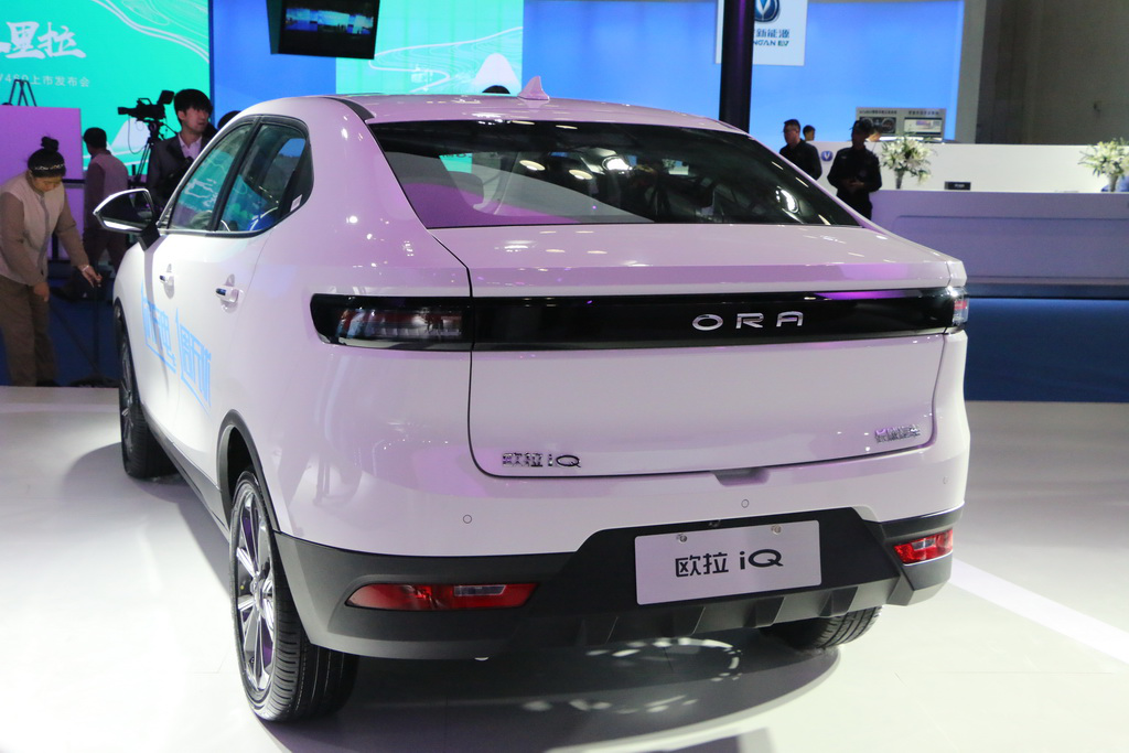 中国新能源汽车展览会开幕 长安逸动ev460等多款新能源车型集体亮相