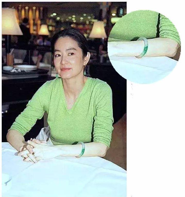 看起来至少年轻十岁,这个时候的林青霞,戴的就是满绿翡翠手镯