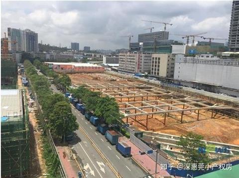 華潤萬家食府(位於寶安北路東側,梅園路與桃園路之間)緊挨著地鐵7號線