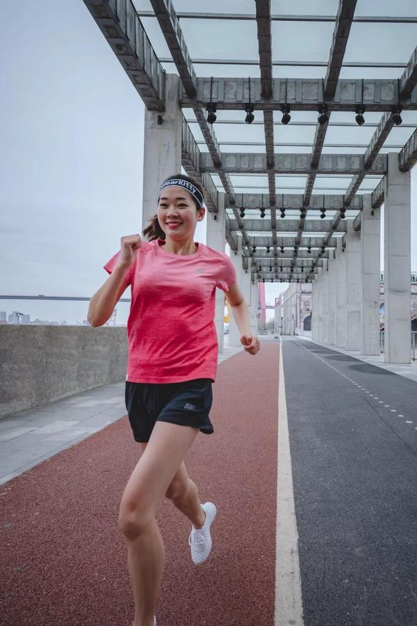 这届女跑者,看起来是大哥,其实是"演员" | 内有福利