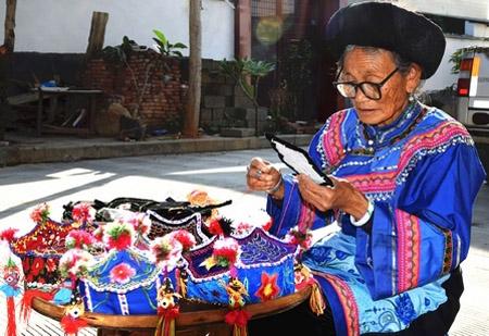 布联讲堂青婆罗缎布朗族服饰