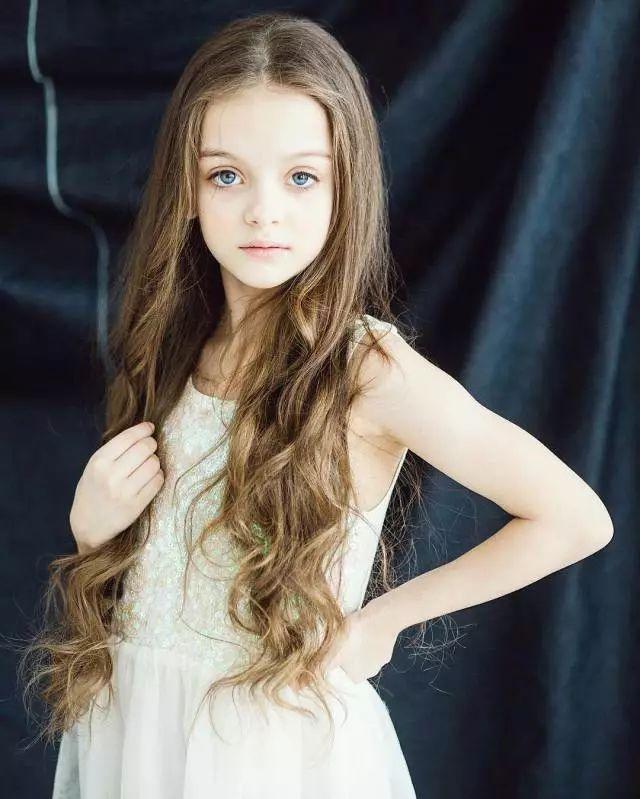 俄罗斯最炽手可热的小童模米兰长大了,唯美的洛丽塔就是她本人啦!