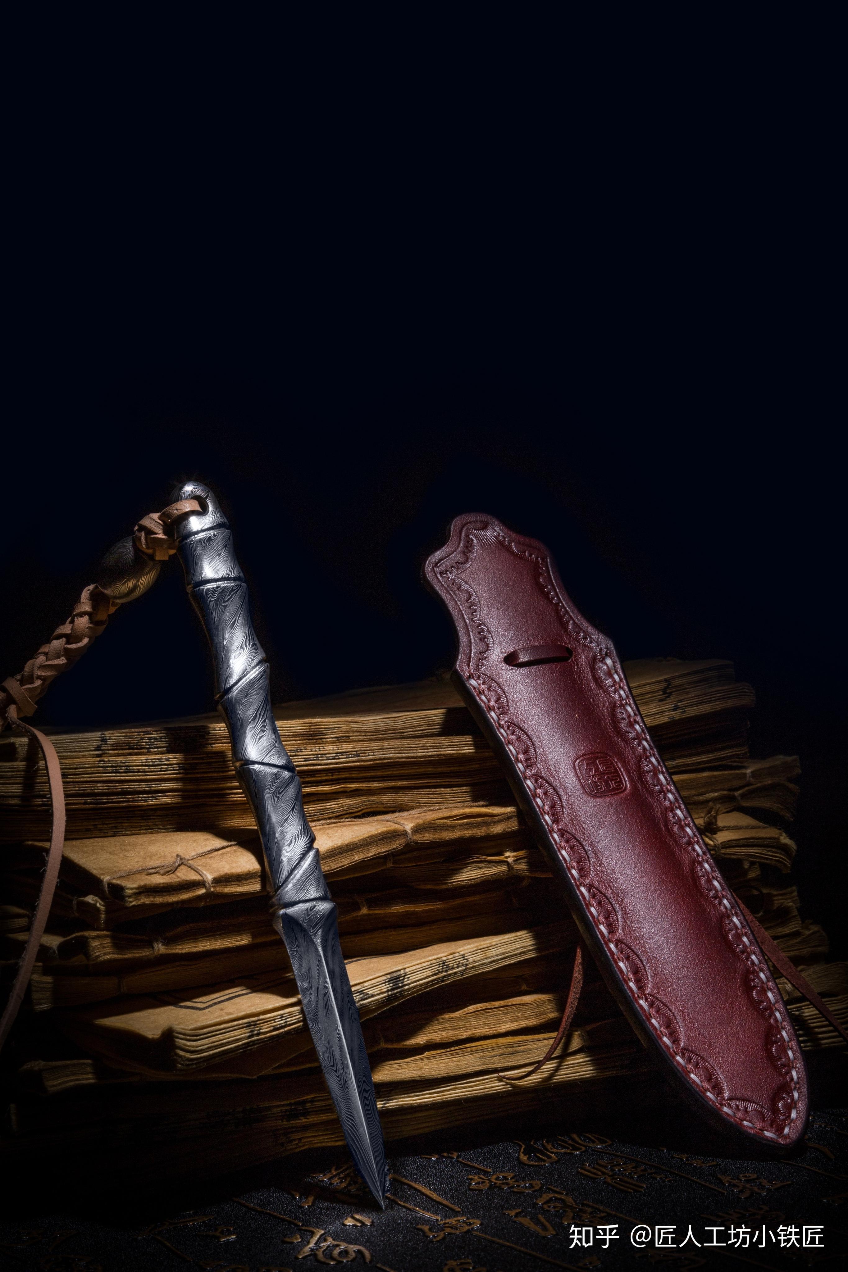 荆轲茶剑立意皎然,整体为金属竹节造型,外形挺直,宁折不弯,一派侠义