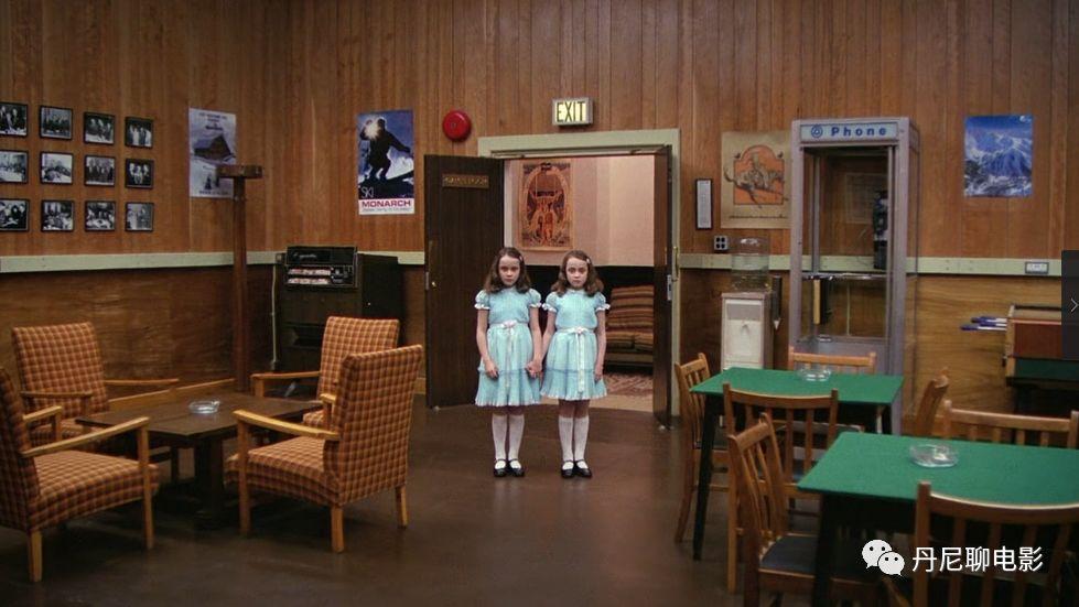 在接到父亲找到新工作的消息后,jack的儿子danny第一次出现了"闪灵"