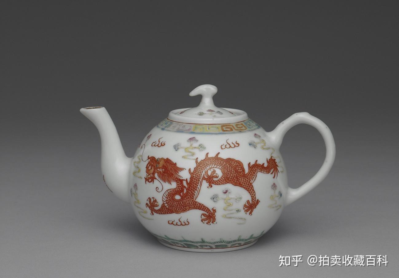 青花紅古美術 中国 故宮博物院証明書付。青花紅釉貼花花卉壺 置物 壺 A rare Ming-style blue and white yuhuchunping, Qing dynasty